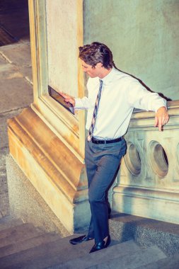 ABD'li işadamı okuma tablet bilgisayar dışında