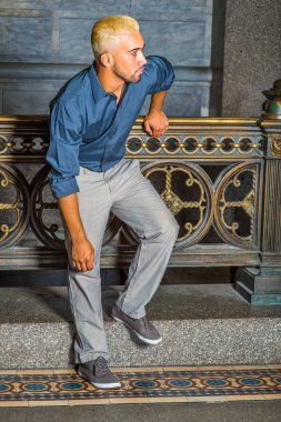 Genç Latin Amerikalı adam korkuluk tarafından bekleyen sizin için