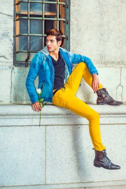 Genç adam beyaz gül, sokakta sizi tutan