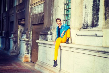 Genç adam sokakta rahatlatıcı