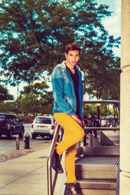 Genç adam New York Caddesi üzerinde rahatlatıcı