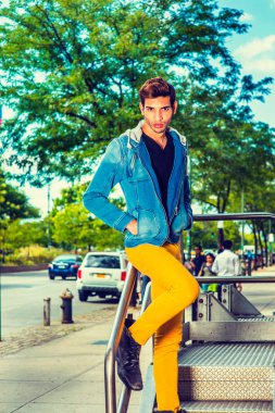 Genç adam New York Caddesi üzerinde rahatlatıcı