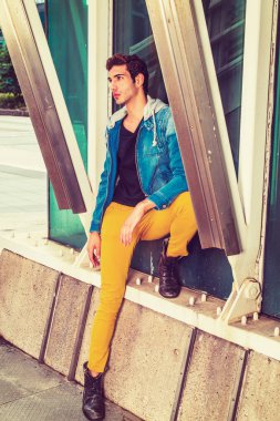 New York'ta sokakta dışında genç adam düşünme