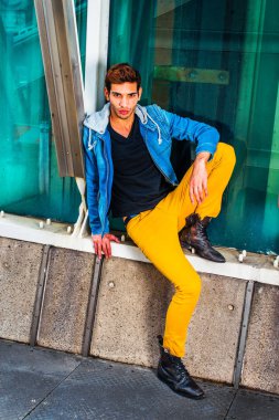 New York'ta sokakta dışında genç adam düşünme