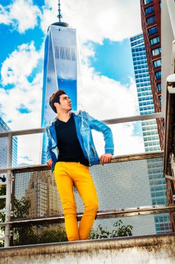 Genç adam başarı için arıyorsunuz