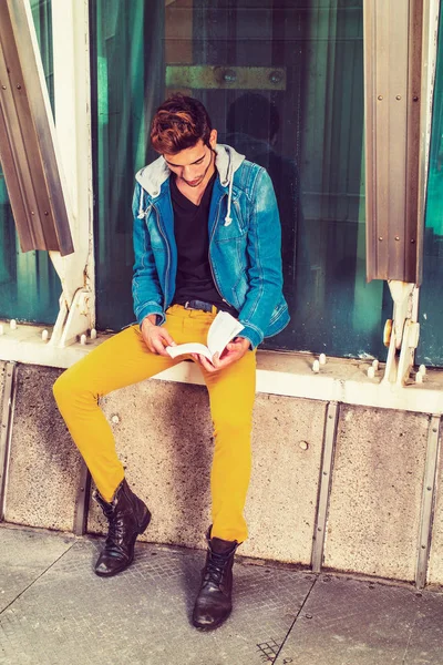 Молодой человек читает книгу в Нью-Йорке — стоковое фото