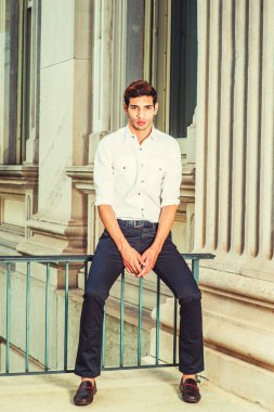 Genç Amerikalı dışında oturan, düşünme, rahatlatıcı adam.