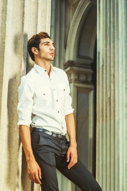 Genç Amerikalı ayakta dışında düşünme, rahatlatıcı adam.