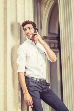 New York'ta dışarıda genç Amerikalı işadamı arama