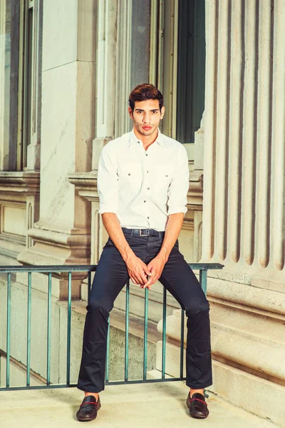 Genç Amerikalı dışında oturan, düşünme, rahatlatıcı adam.