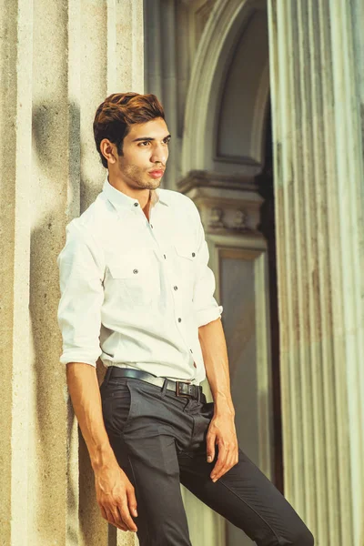 Genç Amerikalı ayakta dışında düşünme, rahatlatıcı adam.