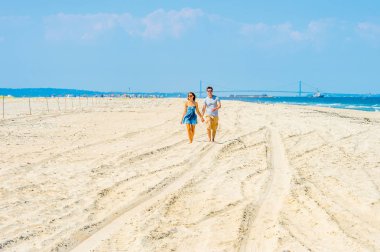 Genç Amerikan yürüme, yeni Serhat sahilde rahatlatıcı Çift