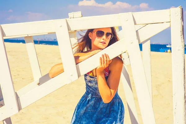 Jovem mulher americana viajando, relaxando na praia em New Jer — Fotografia de Stock