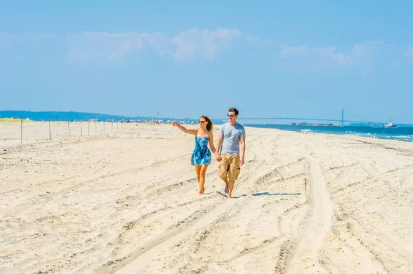 Mladý americký pár procházky, odpočinek na pláži v New Jers — Stock fotografie