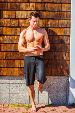 Genç Amerikalı adam manifatura sahilde rahatlatıcı.