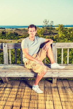 Rahatlatıcı dışarıda genç adam