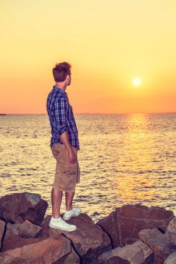 İzlerken günbatımı genç adam