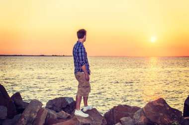 İzlerken günbatımı genç adam