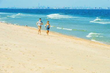Sandy Hook Beach, New Jersey, ABD üzerinde çalışan genç Çift.