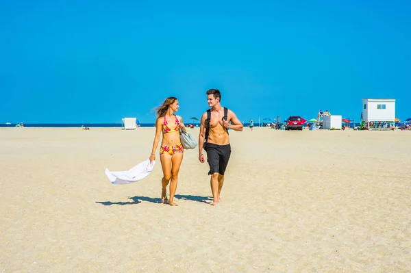 Mladý americký pár cestoval, relaxace na pláži v nové Je — Stock fotografie