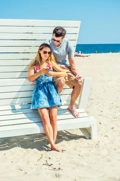 Parejas jóvenes viajando, relajándose en la playa en New Jersey, Estados Unidos — Foto de Stock