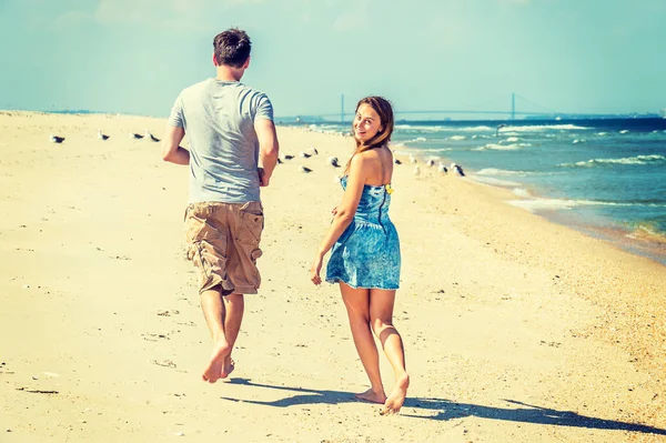 Mladý pár, běžící na Sandy Hook Beach, New Jersey, Usa. — Stock fotografie