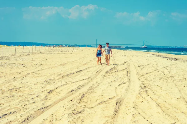 Mladý pár, procházky, relaxace na pláži v New Jersey, Usa — Stock fotografie