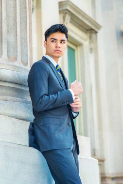 Genç Asyalı Amerikalı iş adamı New York'ta