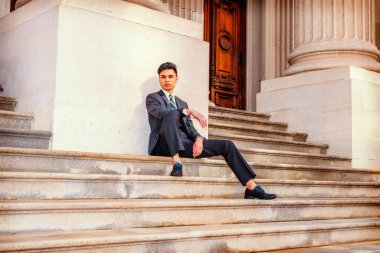 Genç Asyalı Amerikalı iş adamı New York'ta