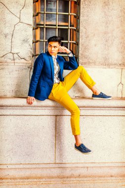 Senin için bekleyen adam.