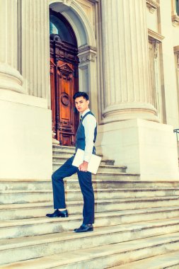 Genç Asyalı Amerikalı iş adamı New York'ta