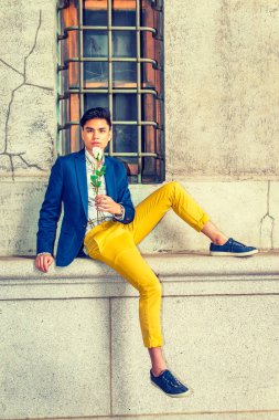 Senin için bekleyen adam.