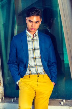 New York dışında genç Asyalı Amerikalı adam düşünme