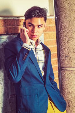 Genç Asyalı Amerikalı yeni Yo içinde dışında cep telefonuyla konuşan adam