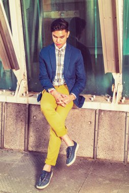 New York dışında genç Asyalı Amerikalı adam düşünme