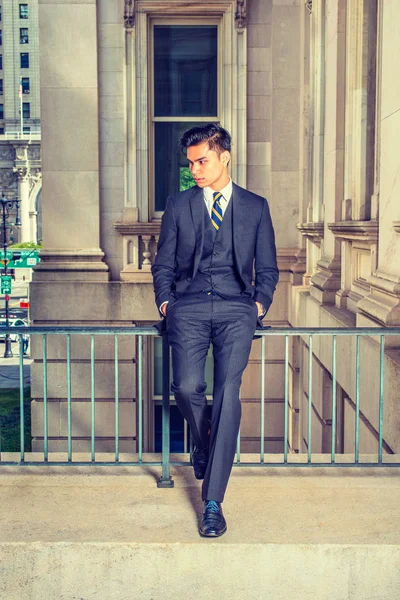 Молодой азиатский американский бизнесмен в Нью-Йорке — стоковое фото
