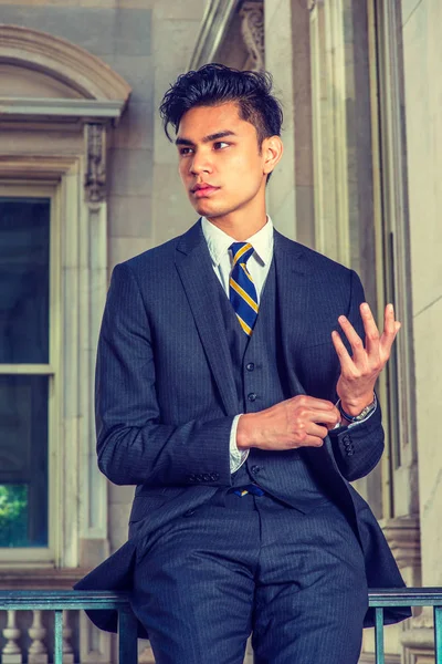 Портрет молодого азиатского бизнесмена в Нью-Йорке — стоковое фото