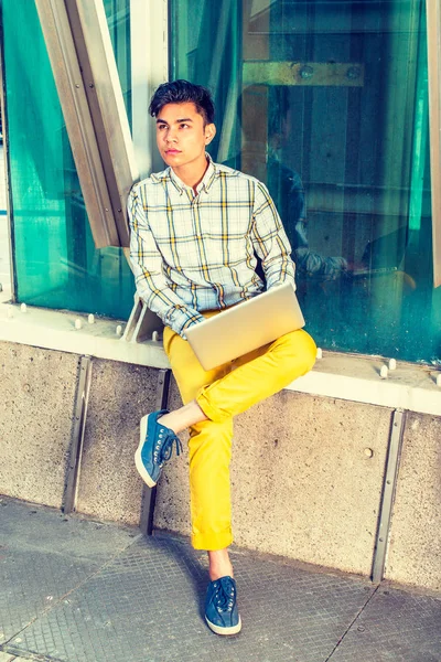 Молодой американец-азиат, работающий на ноутбуке в N — стоковое фото