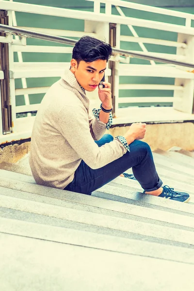 Молодой американец-азиат разговаривает по телефону в Нью-Йо — стоковое фото
