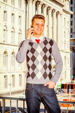 Genç Amerikalı adam dışarıda New York'ta arıyor