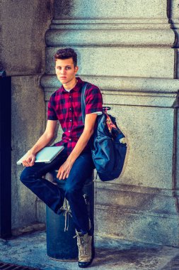 Amerikan üniversite öğrencisi New York Caddesi üzerinde rahatlatıcı