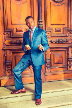 Genç Afro-Amerikan New York'ta çalışan işadamı.