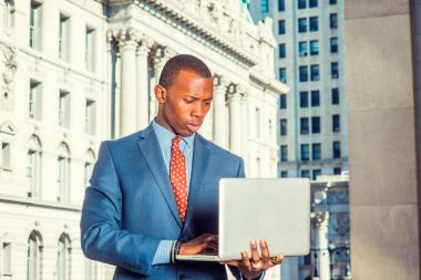 Genç Afro-Amerikan New York'ta çalışan işadamı.