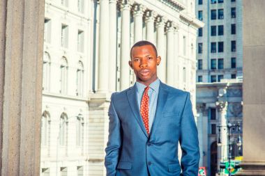 New York'ta genç Afro-Amerikalı işadamı portresi.