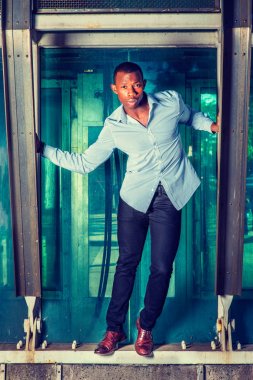 Genç Afro-Amerikan New York'ta dışarıda bekleyen adam