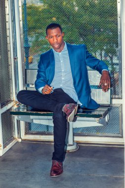 New York dışında genç Afrikalı-Amerikalı adam düşünme