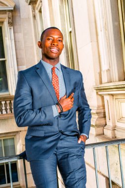 New York'ta genç Afro-Amerikalı işadamı portresi
