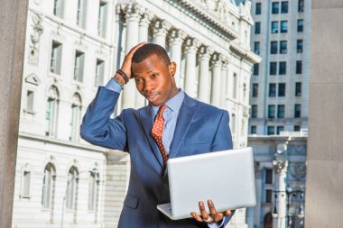 Genç Afro-Amerikan New York'ta çalışan işadamı