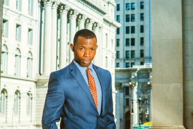 Ne ofis dışında genç Afrikalı-Amerikalı işadamı düşünme