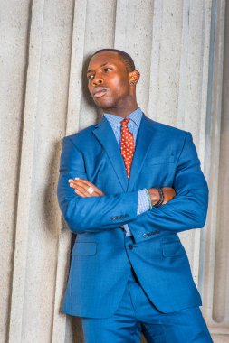 Ne ofis dışında genç Afrikalı-Amerikalı işadamı düşünme